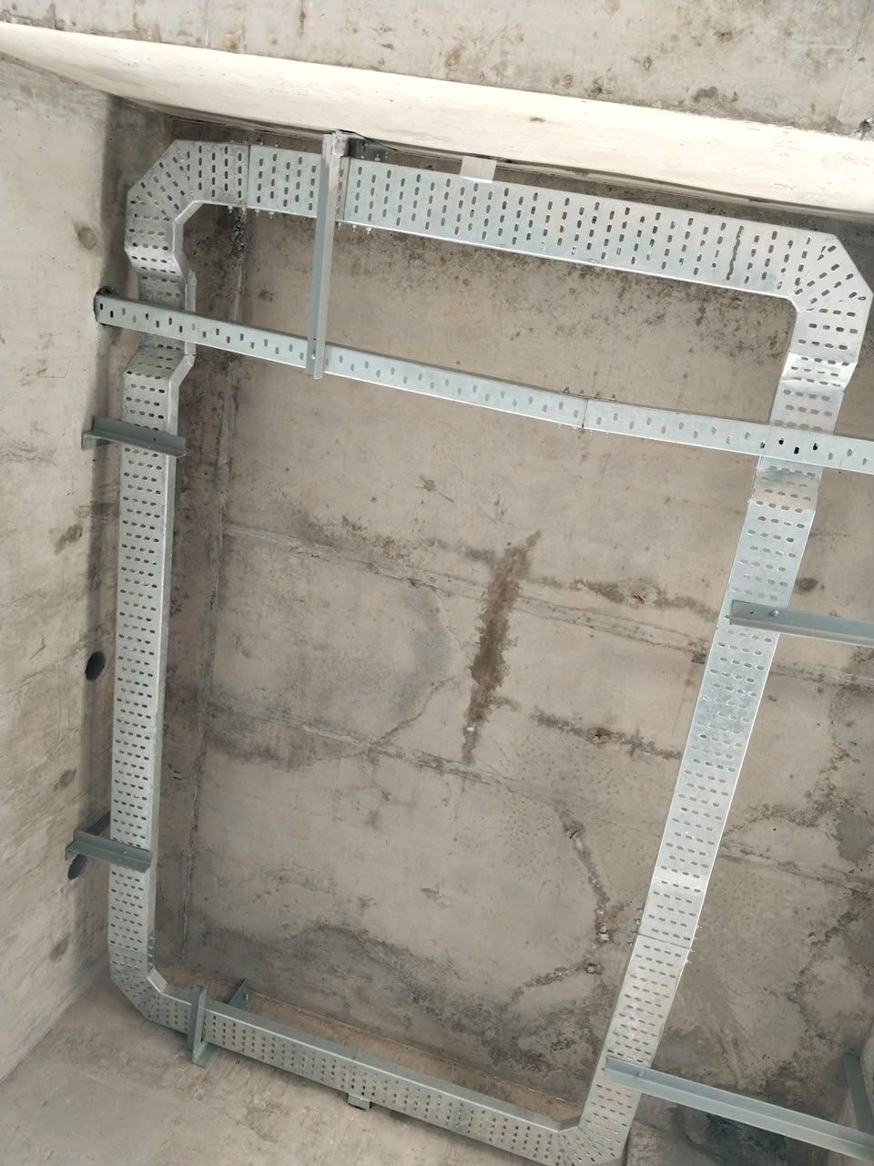 Cable tray installation with bends and wall supports